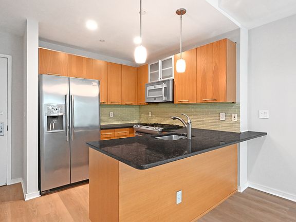 4th image of 2519 35th St APT 4E
