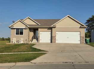 106 S 20th St, Indianola, IA 50125