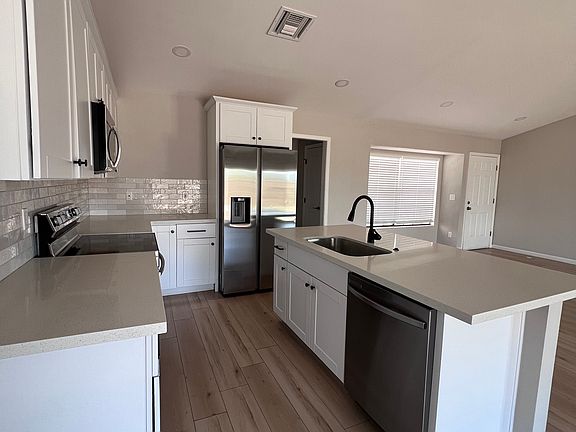 5th image of 908 W Ross Ave