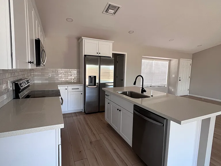 908 W Ross Ave — Photo 5