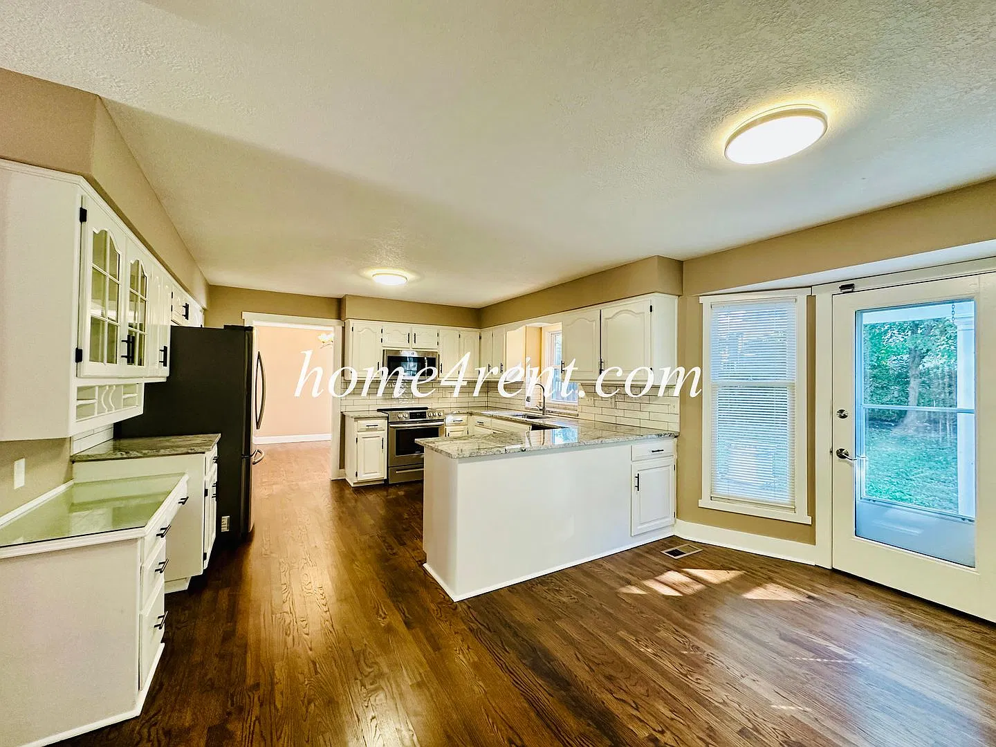 Fantastic Lenexa Home w/ Updated Kitchen, Wood Floors, Spacious Bedrooms, Finished Basement and a... — Photo 4
