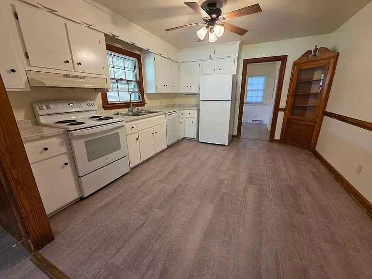 318 Jasper Ln — Photo 2