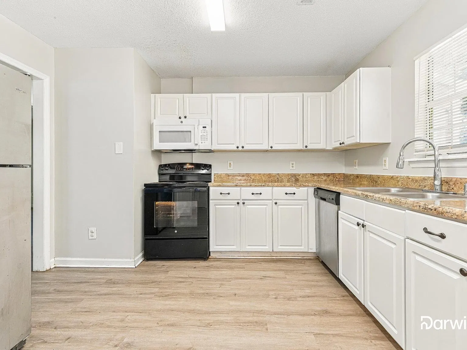 3 bed, 2.0 bath, 1085 sqft, $1,830 — Photo 3