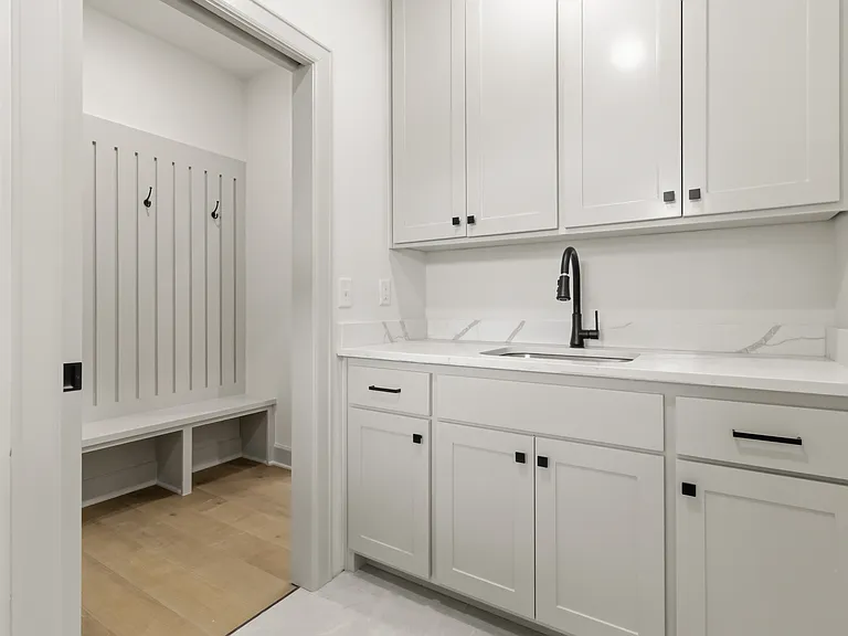 910 Trestle Ln — Photo 16