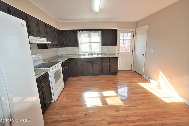 5th image of 275 Woodlawn Avenue