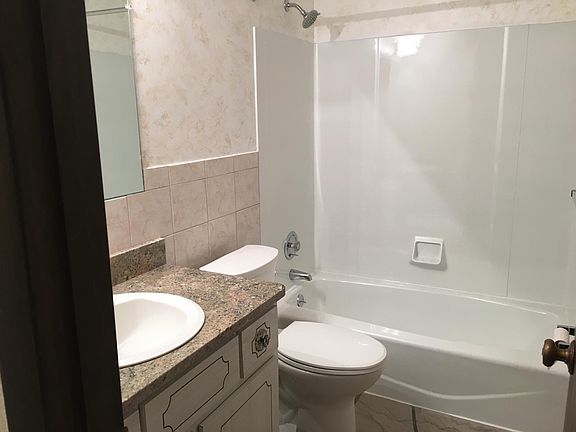 Common Full Bathroom 