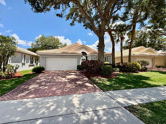 4th image of 10921 Royal Caribbean Cir