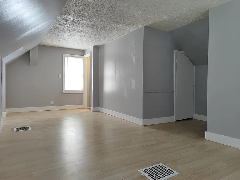 19191 Patton St — Photo 14