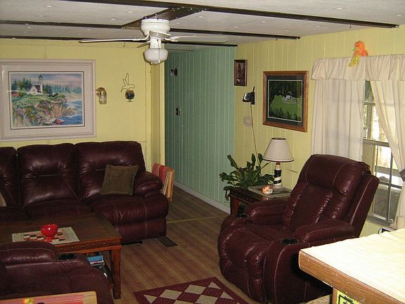 COMFORTABLE LIVING ROOM