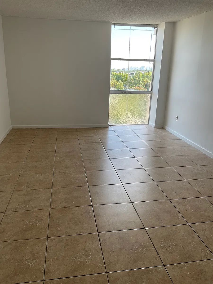 Building Photo - 2350 NE 135th St #609