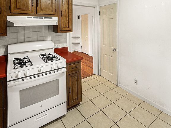 3rd image of 1305 S New Florissant Rd