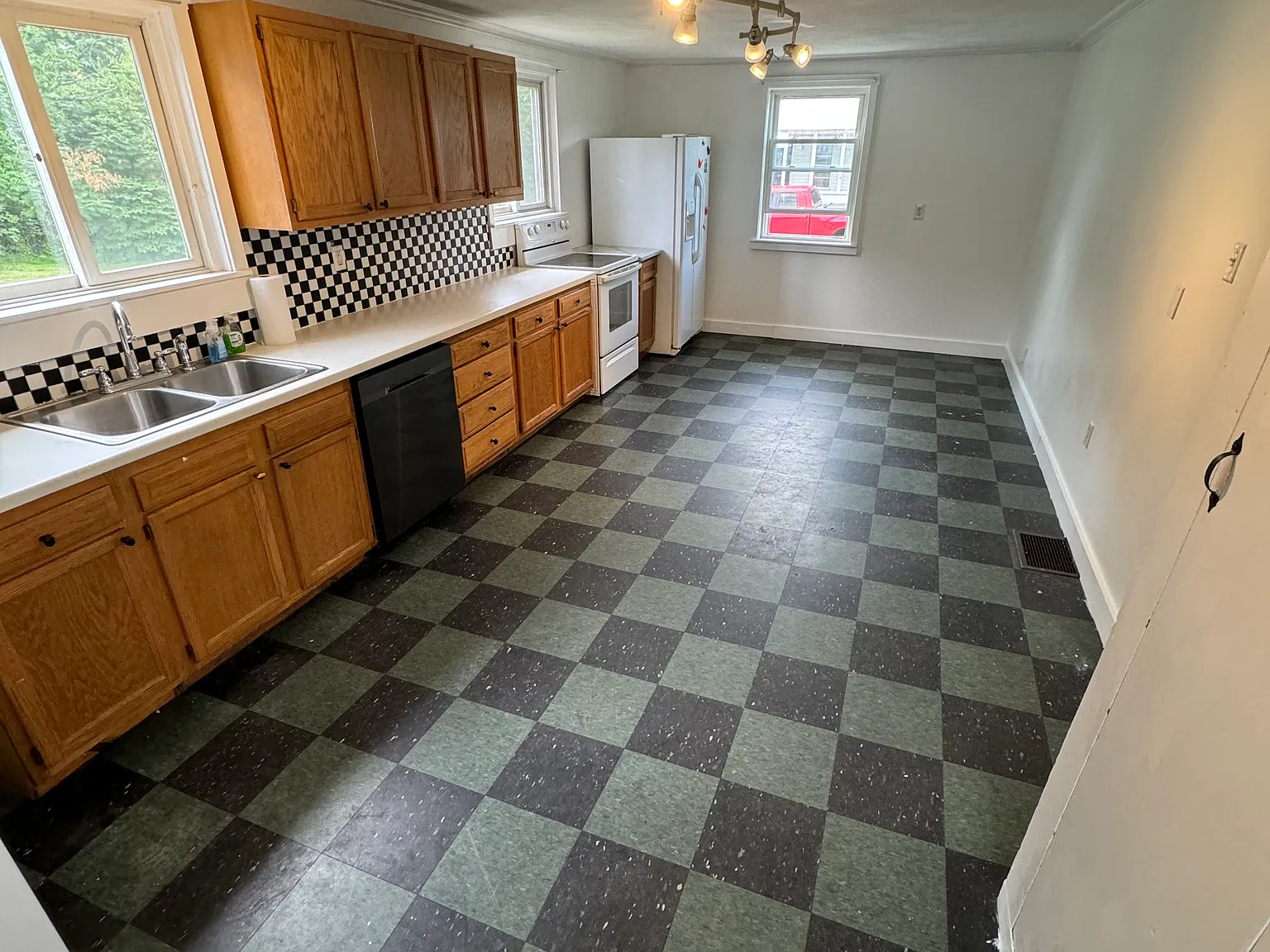 5 bed, 1646 sqft, $4,800 — Photo 3