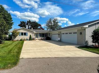 127 Channelsyde Dr, Algonac, MI 48001