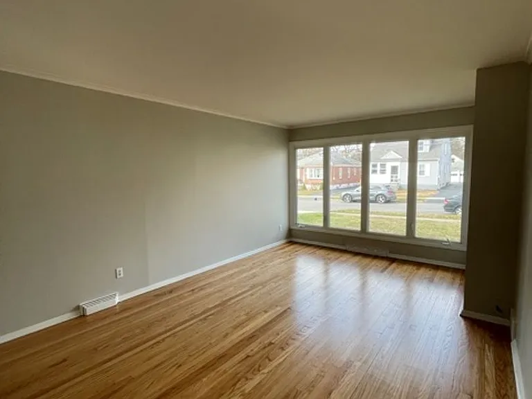 75 Eileen St — Photo 8