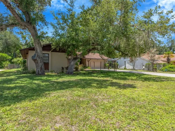 213 Whispering Oaks Ct, Sarasota, FL 34232