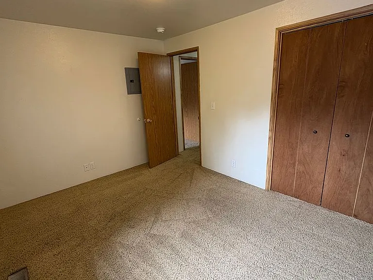2050 Campus Dr — Photo 13