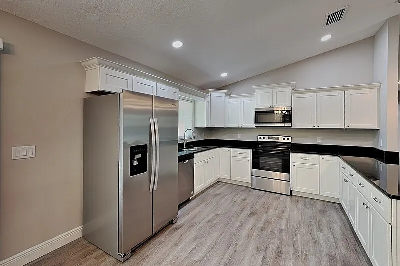 4 bed, 2.0 bath, 1636 sqft, $1,699 — Photo 4