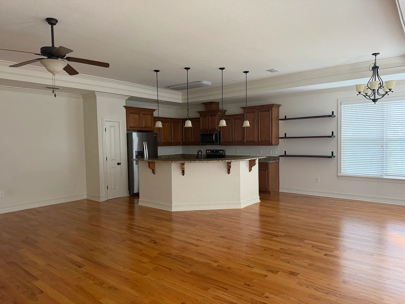 4 bed, 2033 sqft, $3,300 — Photo 2