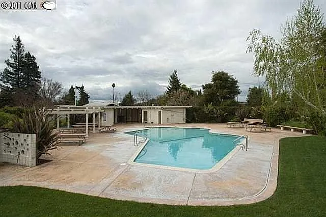 2627 Parkside Dr — Photo 9