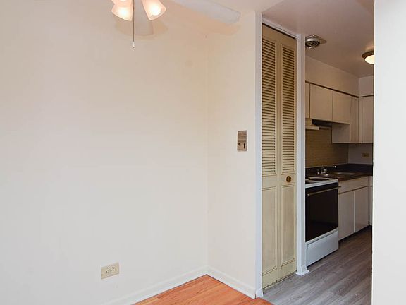 5th image of 541 W Briar Pl #12