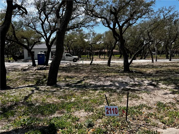 2210 Royal Oaks Trl, Rockport, TX 78382