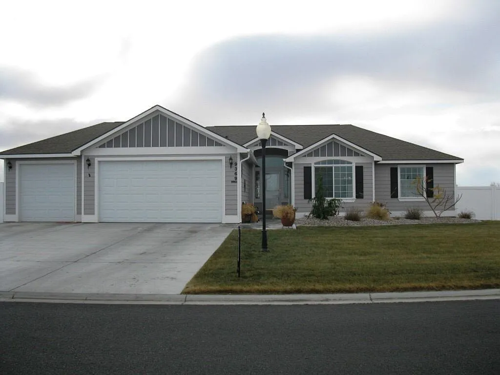 9369 Castlewood Dr SE — Photo 1