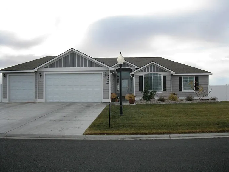 9369 Castlewood Dr SE — Photo 1