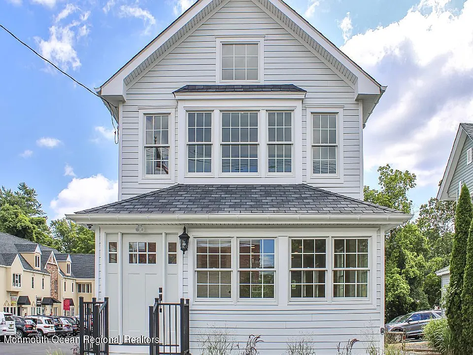 711 Broad St