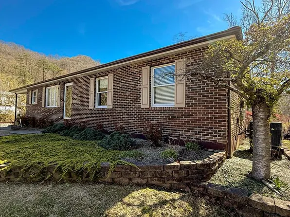 160 Maple Ln, Pikeville, KY 41501