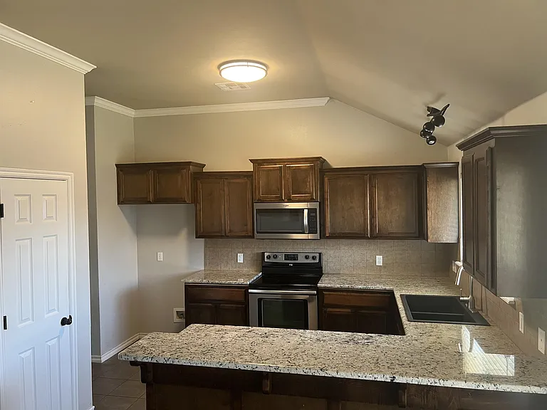 901 Greenfield Ave — Photo 9