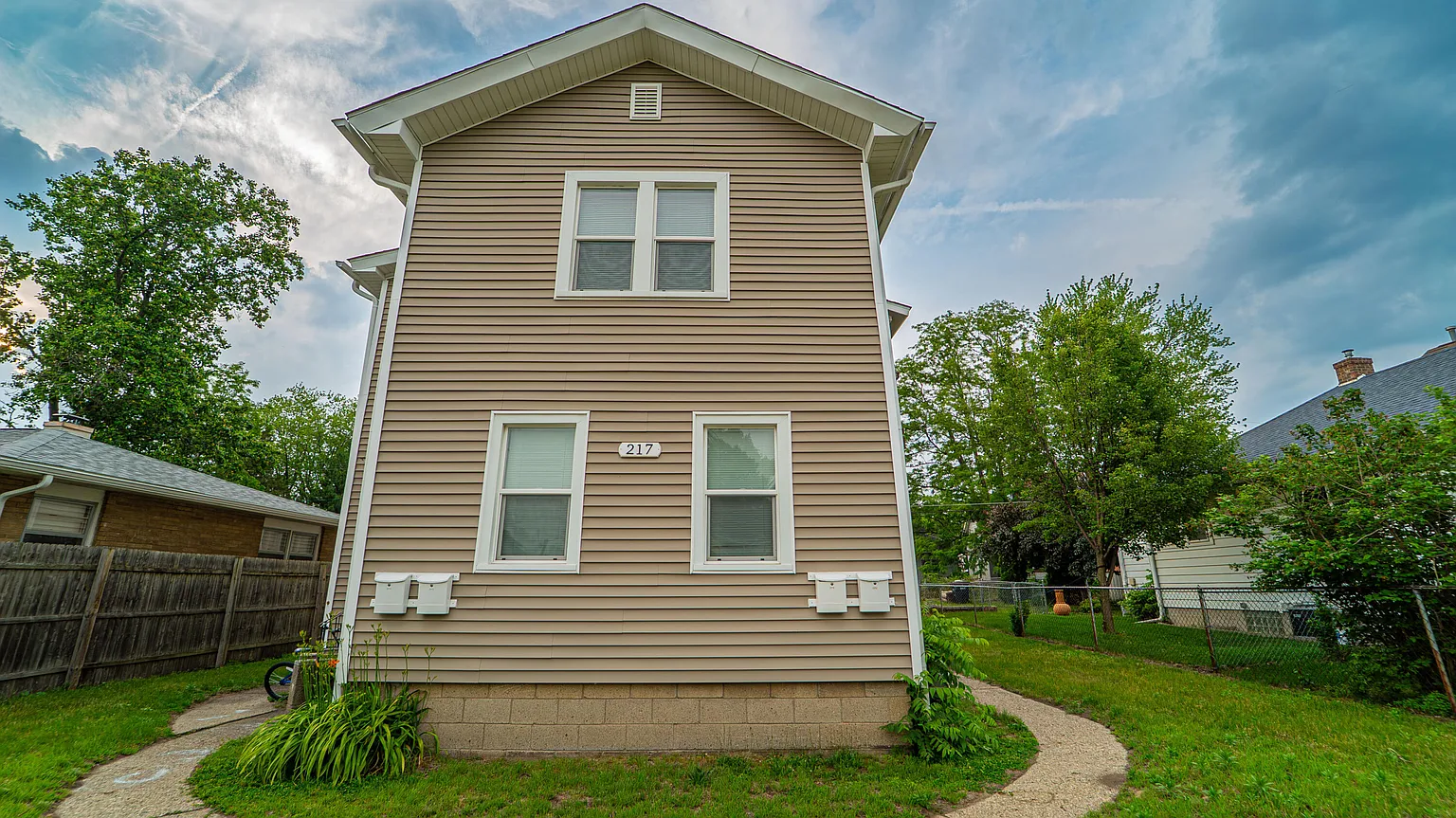 217 Charles St photo 1