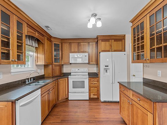 3rd image of 108 Woodlake Ter