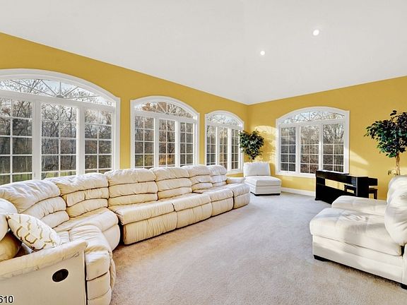 5th image of 48 Flagstone Hill Rd