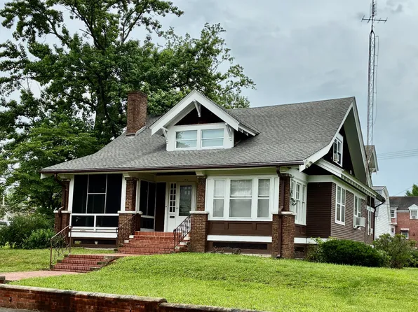 214 4th St, Carmi, IL 62821