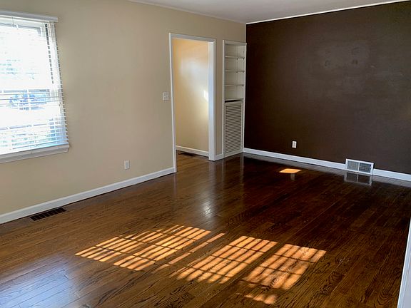 5th image of 319 W Stonegate Rd