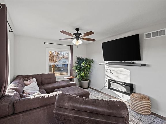 3rd image of 129 W 4th St