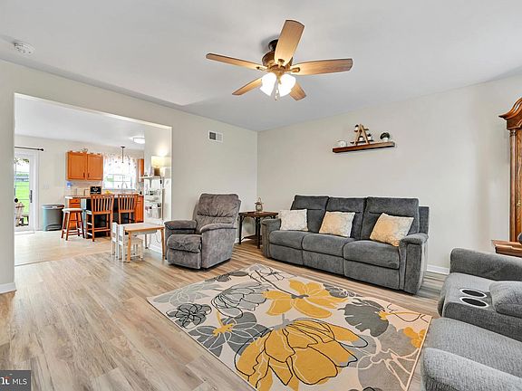 5th image of 34 Silver Maple Cir