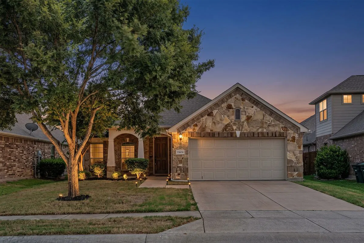 3 bed, 2.0 bath, 1823 sqft, $2,300 — Photo 1