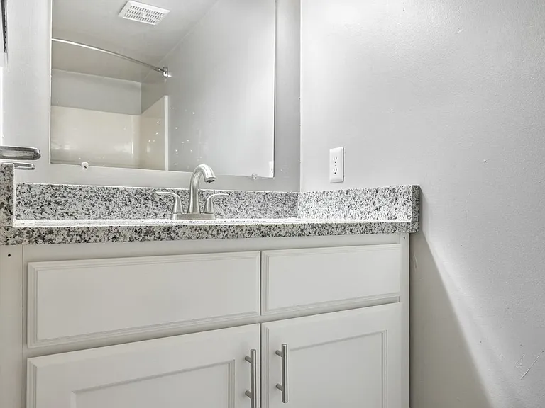 Carolanne Terrace Apartments — Photo 7