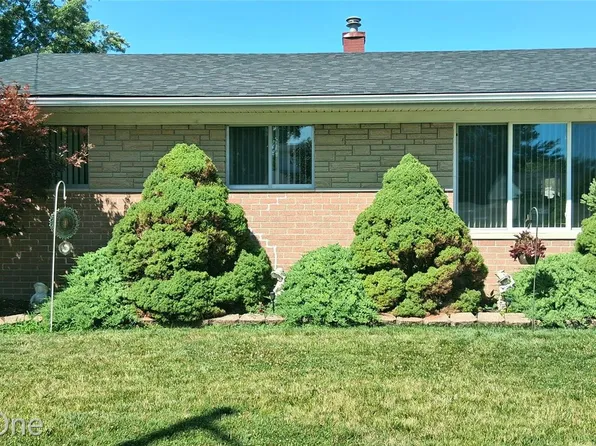 23231 Glenbrook St, Saint Clair Shores, MI 48082