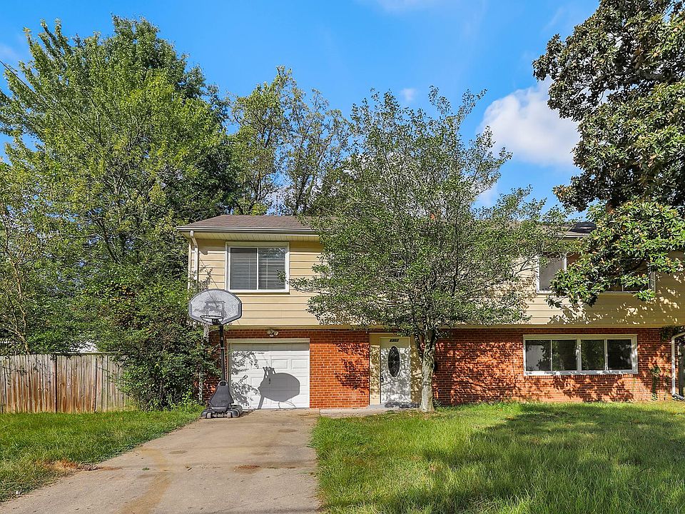 Front view with driveway