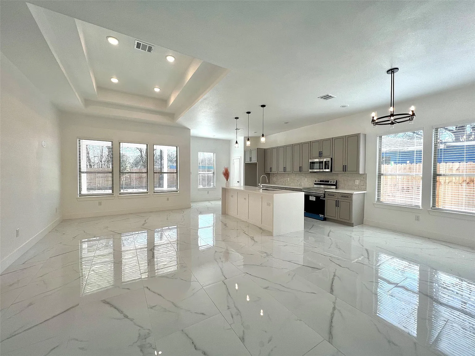 4 bed, 2.0 bath, 2030 sqft, $2,500 — Photo 2