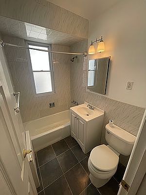 3rd image of 2972 Lawton Ave Floor 1