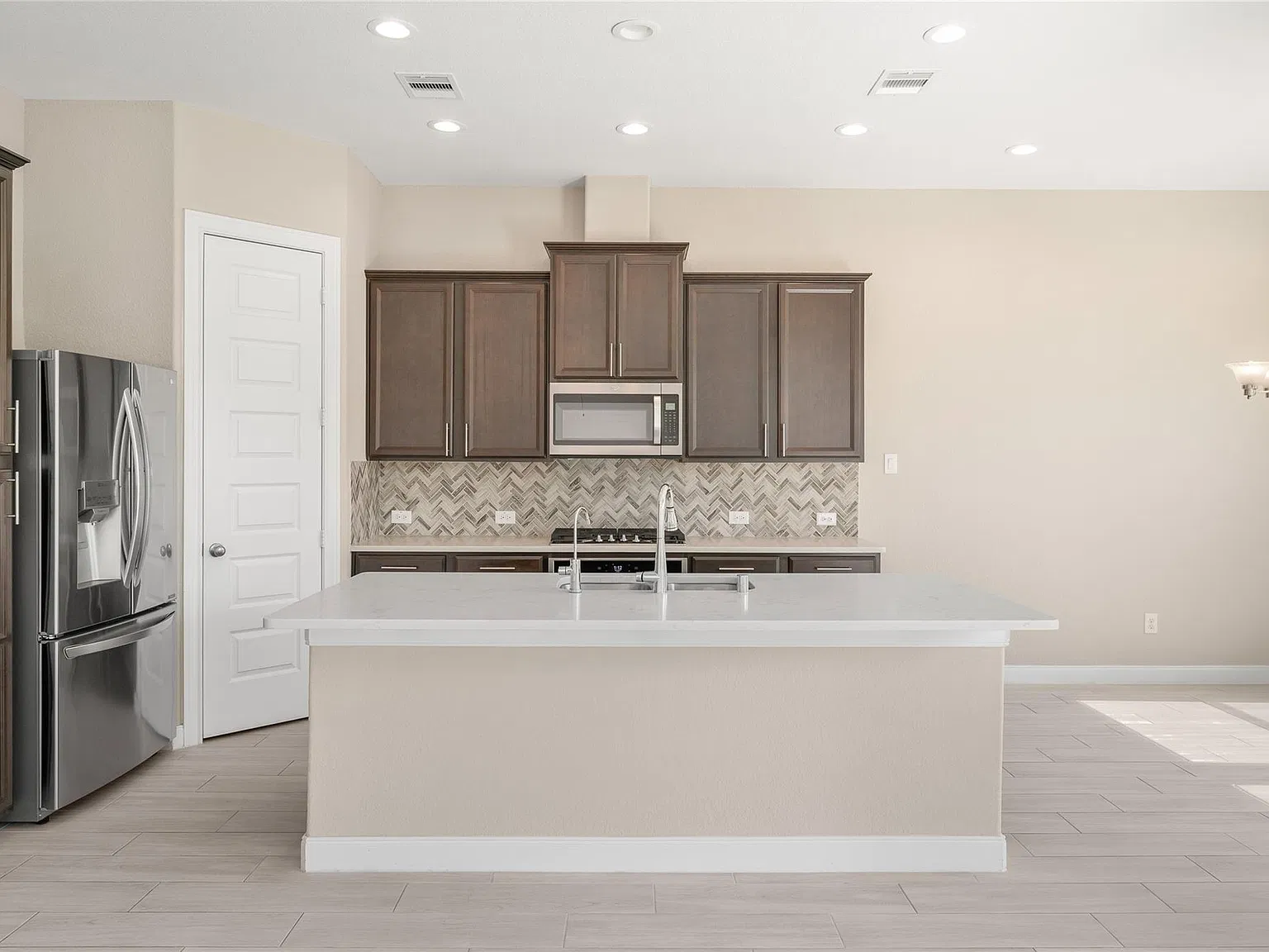 3 bed, 2.5 bath, 2010 sqft, $2,800 — Photo 3