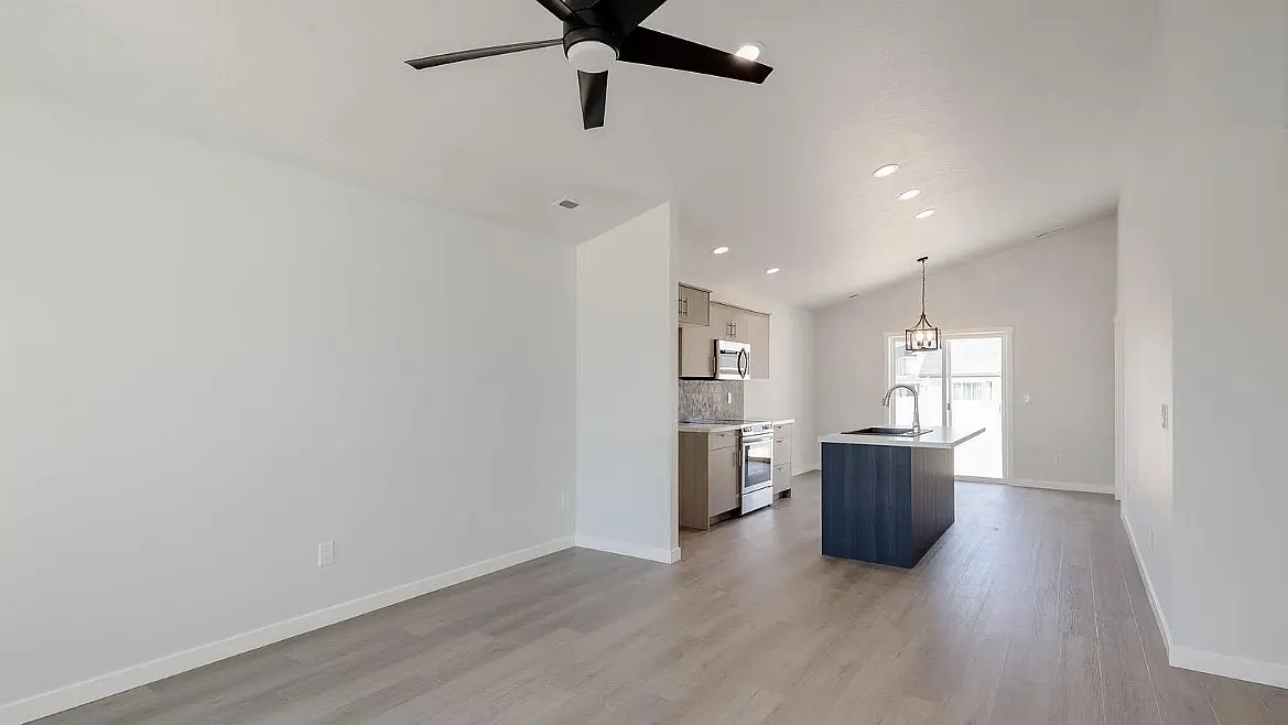 1261 W Bass River Dr — Photo 2