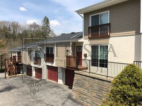 Avail Nov 8th- Unique 1 Bedroom Apt in Mt Lebanon! 1 Car Garage, HW Floors, In Unit Washer/Dryer