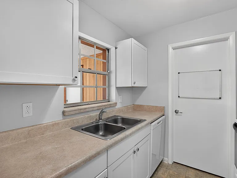 328 Palos Ct — Photo 8