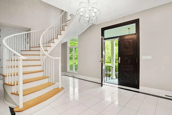 345 Governors Ln — Photo 4