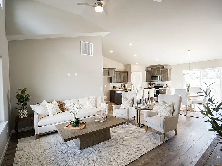 1109 Bronze Dr — Photo 2