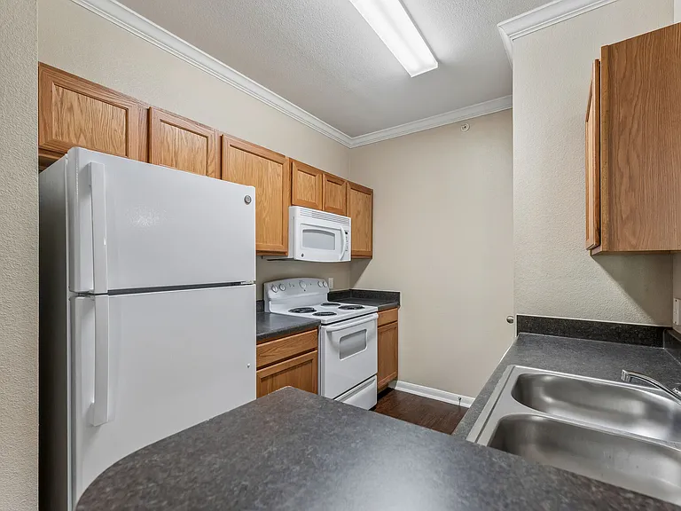 Point Royale Apartments — Photo 9